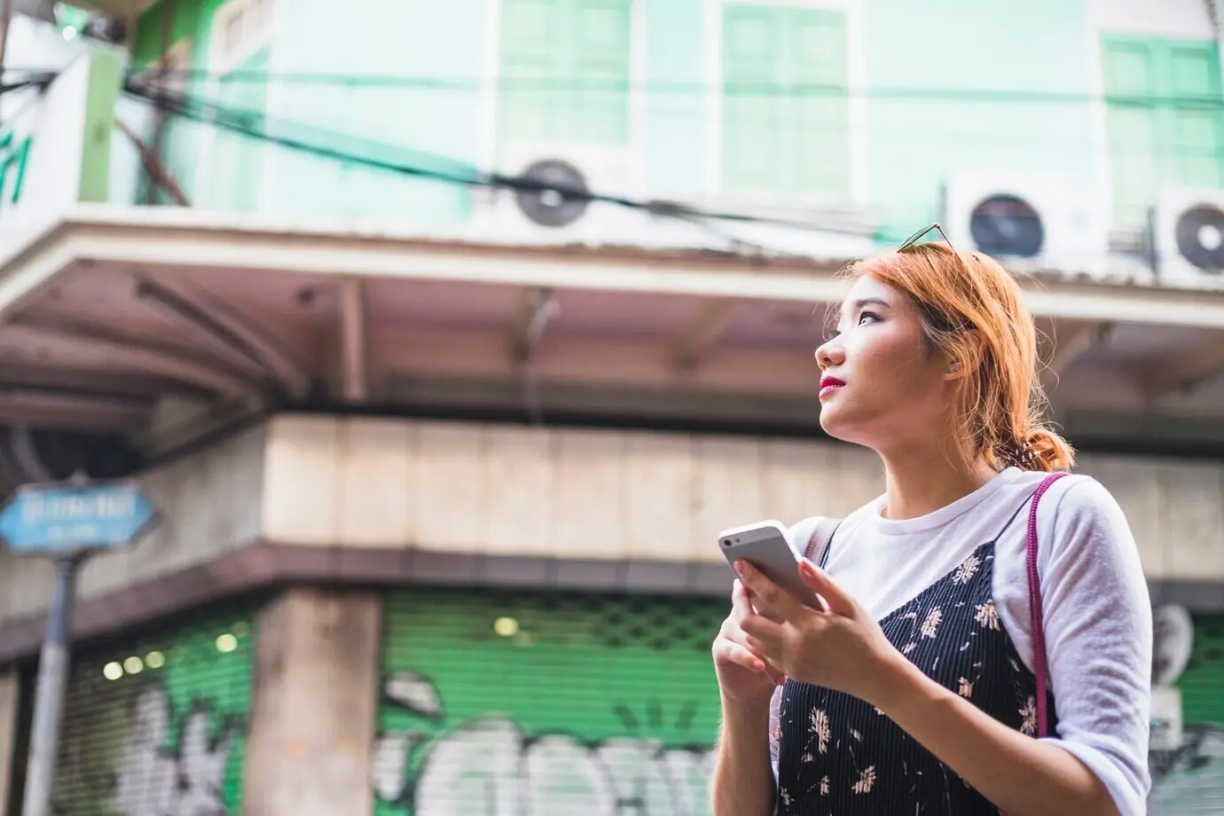 Mujer con un teléfono inteligente en la calle