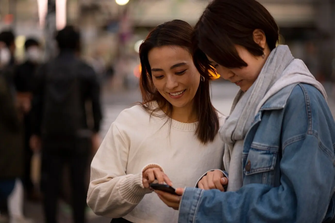 Grupo de amigos de mediana edad divirtiéndose por la noche.