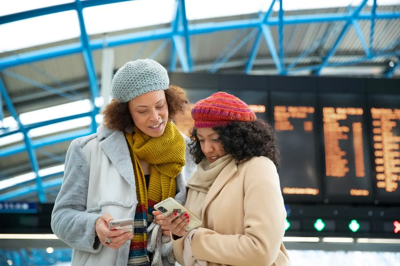 Plano medio de mujeres en el aeropuerto.